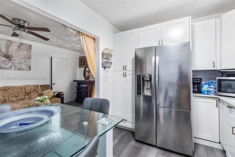 House in North Miami, Florida 5 bedrooms, 228.54 sq.m. № 1763502 - photo 26