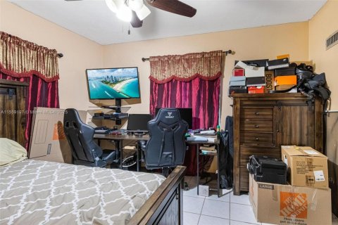 House in North Miami, Florida 5 bedrooms, 228.54 sq.m. № 1763502 - photo 18