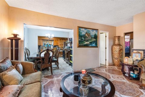 House in North Miami, Florida 5 bedrooms, 228.54 sq.m. № 1763502 - photo 6
