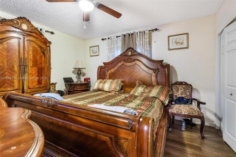 House in North Miami, Florida 5 bedrooms, 228.54 sq.m. № 1763502 - photo 19