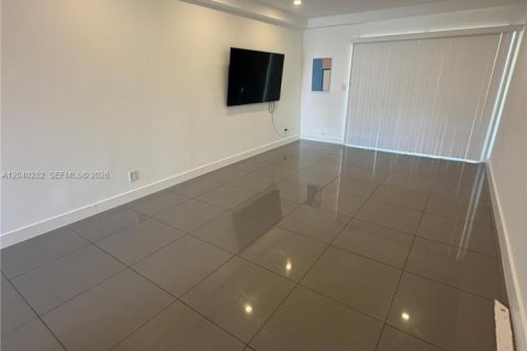 Condo in North Miami, Florida, 1 bedroom  № 2086616 - photo 4