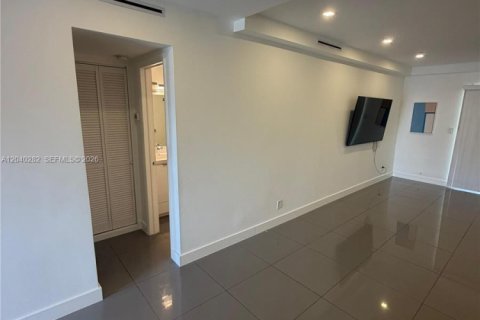 Condo in North Miami, Florida, 1 bedroom  № 2086616 - photo 6