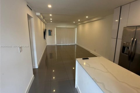 Condo in North Miami, Florida, 1 bedroom  № 2086616 - photo 7