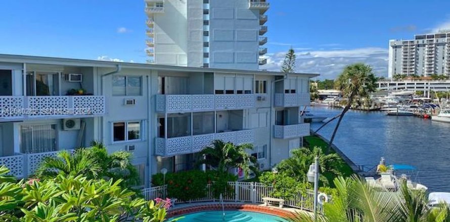 Condo in North Miami, Florida, 1 bedroom  № 2086616