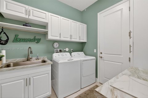 House in Port St. Lucie, Florida 3 bedrooms, 255.76 sq.m. № 1988646 - photo 27