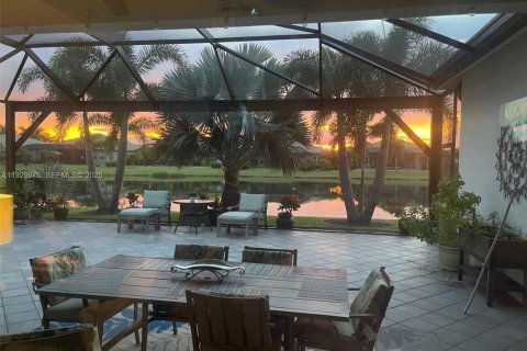 House in Port St. Lucie, Florida 3 bedrooms, 255.76 sq.m. № 1988646 - photo 2