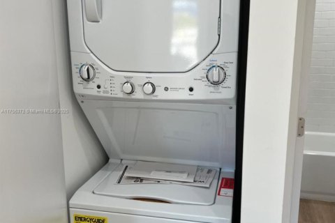 Appartement à louer à Miami, Floride: 2 chambres, 568.56 m2 № 1985302 - photo 3