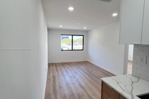 Appartement à louer à Miami, Floride: 2 chambres, 568.56 m2 № 1985302 - photo 11