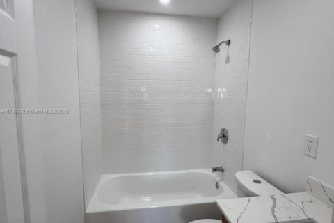 Appartement à louer à Miami, Floride: 2 chambres, 568.56 m2 № 1985302 - photo 8
