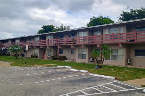Condo in Lauderdale Lakes, Florida, 2 bedrooms № 1993981 - photo 1
