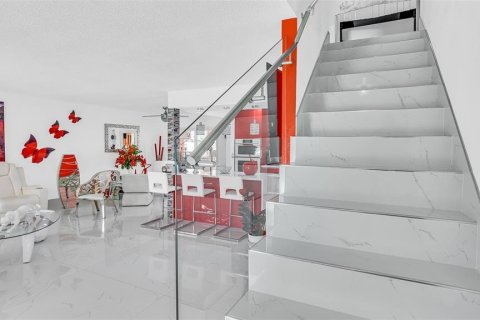 Casa en venta en Tampa, Florida, 5 dormitorios, 211.26 m2 № 2299814 - foto 17