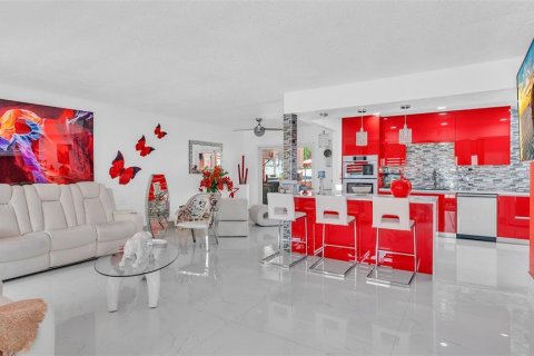 Casa en venta en Tampa, Florida, 5 dormitorios, 211.26 m2 № 2299814 - foto 4