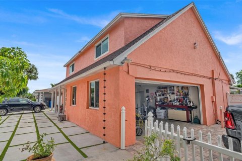 Casa en venta en Tampa, Florida, 5 dormitorios, 211.26 m2 № 2299814 - foto 24