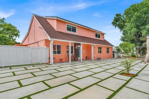 Casa en venta en Tampa, Florida, 5 dormitorios, 211.26 m2 № 2299814 - foto 2