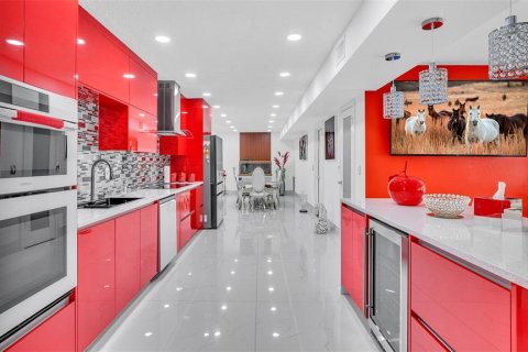 Casa en venta en Tampa, Florida, 5 dormitorios, 211.26 m2 № 2299814 - foto 10