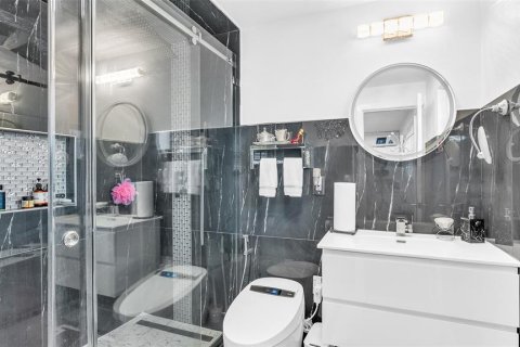 Casa en venta en Tampa, Florida, 5 dormitorios, 211.26 m2 № 2299814 - foto 18