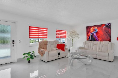 Casa en venta en Tampa, Florida, 5 dormitorios, 211.26 m2 № 2299814 - foto 7