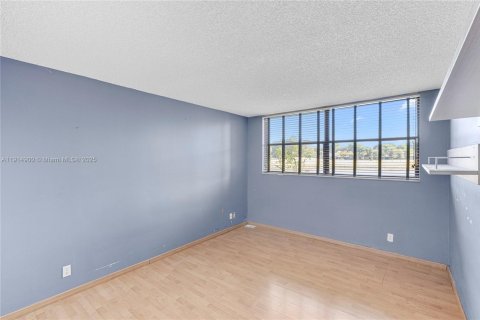 Купить кондоминиум в Уэстон, Флорида 2 спальни, 114.73м2, № 1972530 - фото 11