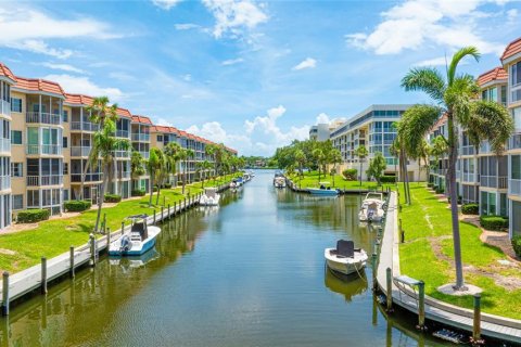 Condo in Sarasota, Florida, 2 bedrooms  № 1804038 - photo 1