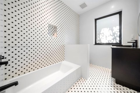 Casa en venta en Miami Beach, Florida, 4 dormitorios, 346.25 m2 № 1973625 - foto 16