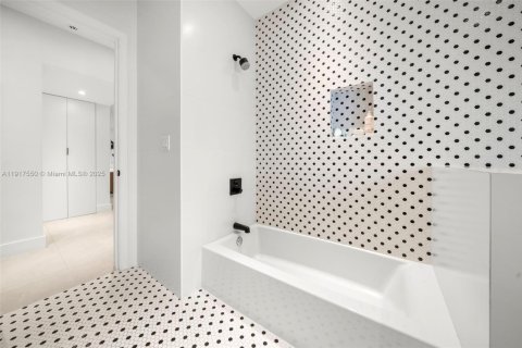 Casa en venta en Miami Beach, Florida, 4 dormitorios, 346.25 m2 № 1973625 - foto 17