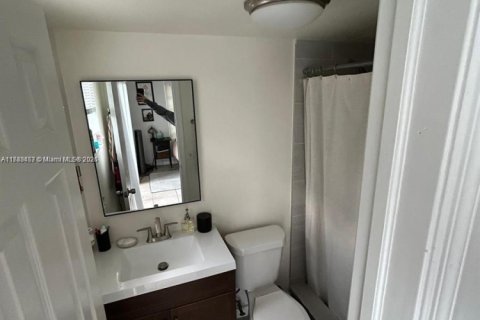Condo in Miami, Florida, 2 bedrooms № 1958639 - photo 11