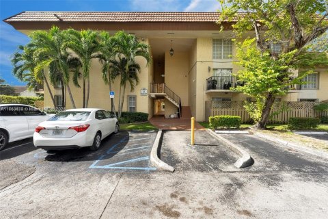 Condo in Miami, Florida, 2 bedrooms № 1958639 - photo 1