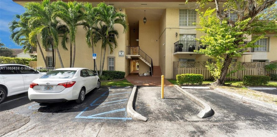 Condo in Miami, Florida, 2 bedrooms № 1958639