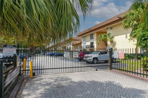 Condo in Miami, Florida, 2 bedrooms № 1958639 - photo 18