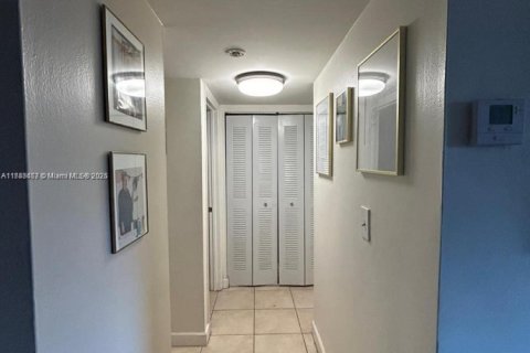 Condo in Miami, Florida, 2 bedrooms № 1958639 - photo 8