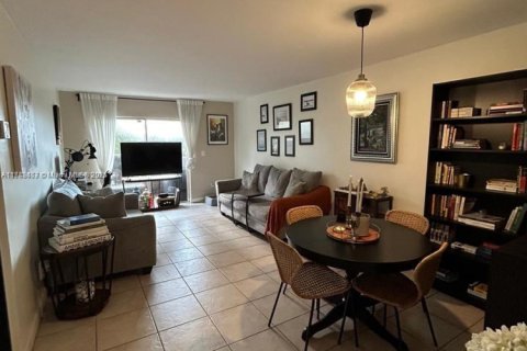 Condo in Miami, Florida, 2 bedrooms № 1958639 - photo 3