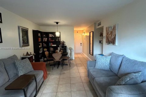 Condo in Miami, Florida, 2 bedrooms № 1958639 - photo 4