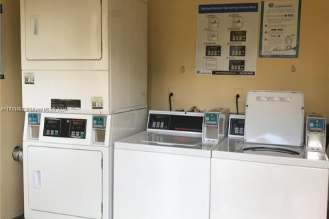 Condo in Miami, Florida, 2 bedrooms № 1958639 - photo 13