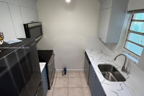 Condo in Miami, Florida, 2 bedrooms № 1958639 - photo 5
