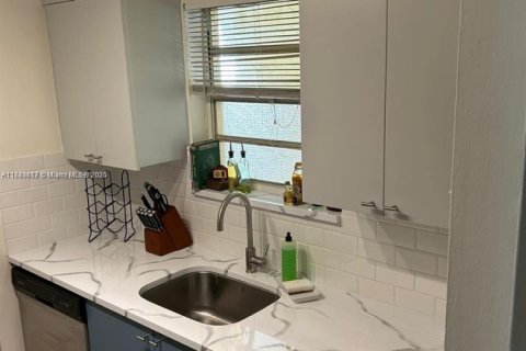 Condo in Miami, Florida, 2 bedrooms № 1958639 - photo 7