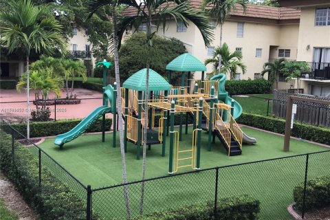 Condo in Miami, Florida, 2 bedrooms № 1958639 - photo 17