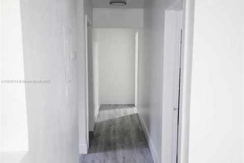 House in Miami, Florida 3 bedrooms, 144.93 sq.m. № 1921193 - photo 3