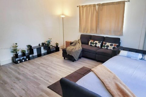 House in Miami, Florida 3 bedrooms, 144.93 sq.m. № 1921193 - photo 1