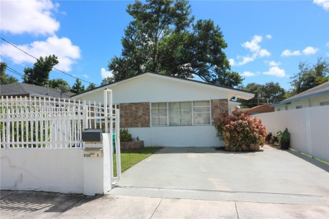 House in Miami, Florida 3 bedrooms, 144.93 sq.m. № 1921193 - photo 12