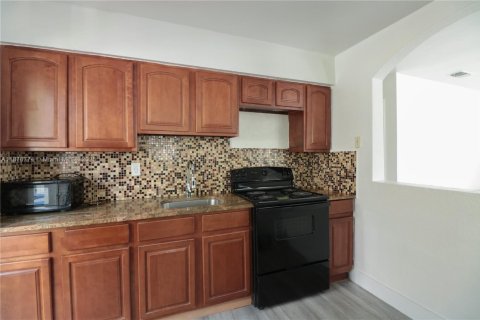 House in Miami, Florida 3 bedrooms, 144.93 sq.m. № 1921193 - photo 6