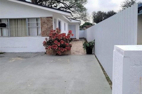 House in Miami, Florida 3 bedrooms, 144.93 sq.m. № 1921193 - photo 5