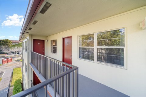 Condo in Pembroke Pines, Florida, 2 bedrooms  № 2042128 - photo 26