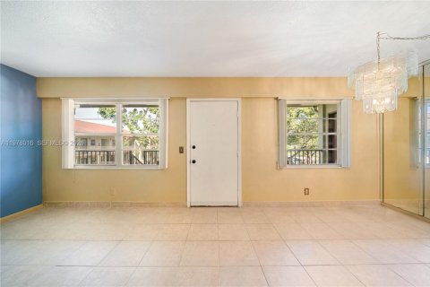 Condo in Pembroke Pines, Florida, 2 bedrooms  № 2042128 - photo 20