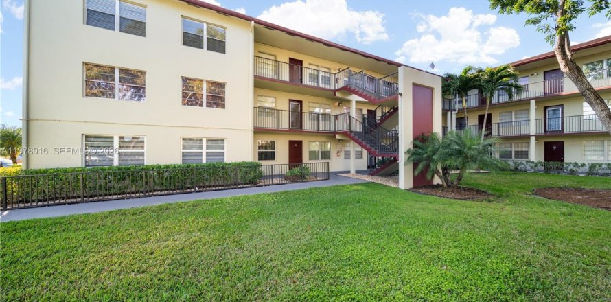 Condo in Pembroke Pines, Florida, 2 bedrooms  № 2042128