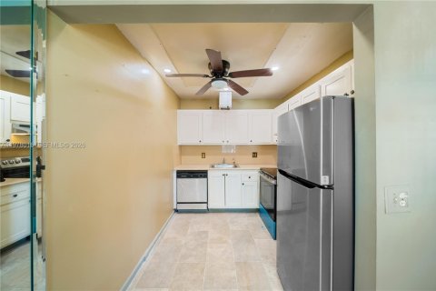 Condo in Pembroke Pines, Florida, 2 bedrooms  № 2042128 - photo 13