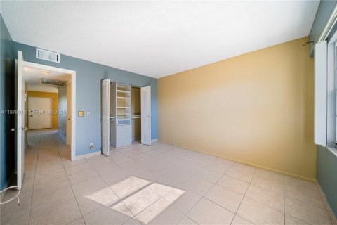 Condo in Pembroke Pines, Florida, 2 bedrooms  № 2042128 - photo 4