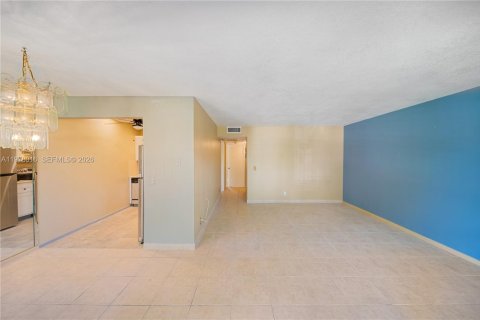 Condo in Pembroke Pines, Florida, 2 bedrooms  № 2042128 - photo 17