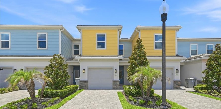 Townhouse in Four Corners, Florida 3 bedrooms, 158.68 sq.m. № 2215957