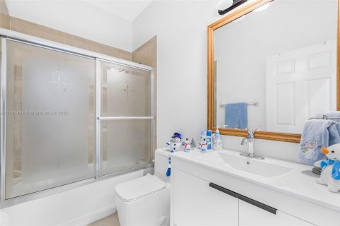 Touwnhouse à vendre à Miami, Floride: 4 chambres, 196.49 m2 № 1702939 - photo 16