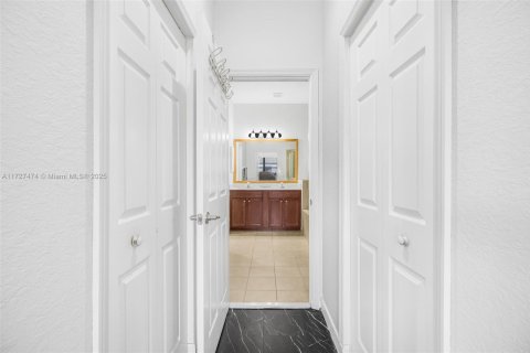 Touwnhouse à vendre à Miami, Floride: 4 chambres, 196.49 m2 № 1702939 - photo 24